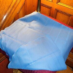 VINTAGE ~~~ TABLE CLOTH ~~~ 62 in Diameter